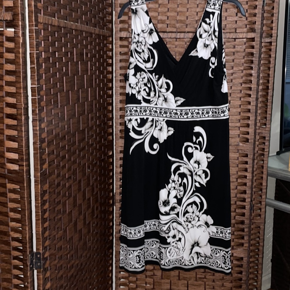 White House Black Market Black and White Floral V‑Neck Midi Dress